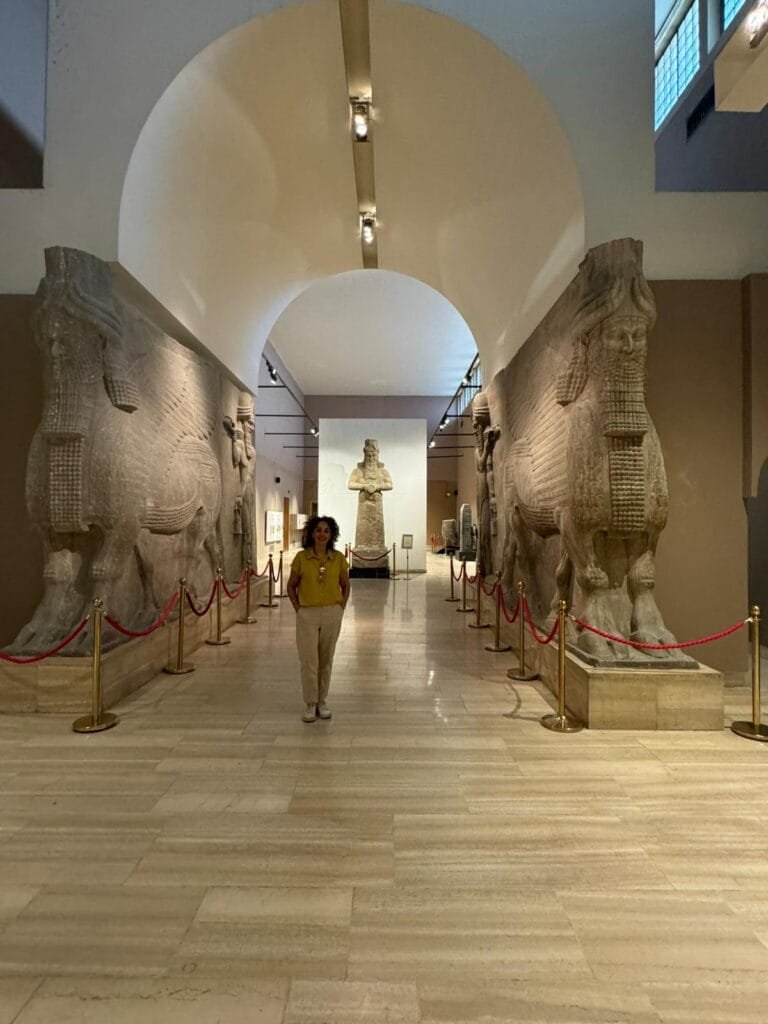 Mariam Khalifa Bris, experta en Irak. Museo Nacional de Irak