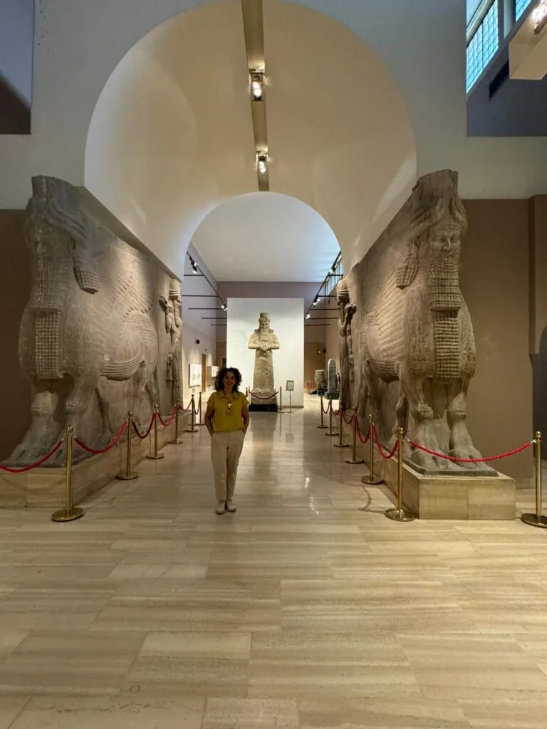 Mariam Khalifa Bris, experta en Irak. Museo Nacional de Irak
