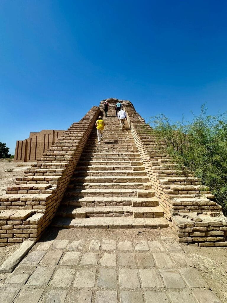 Ziggurat of Aqar Quf, Iraq. Photo by Mariam Khalifa Bris Zigurat de Aqar Quf, Irak. Foto de Mariam Khalifa Bris