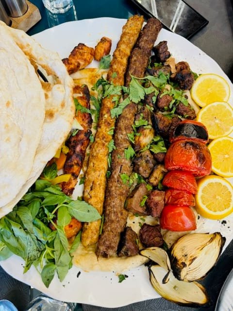Diferentes tipos de kebab. Foto de Mariam Khalifa Bri