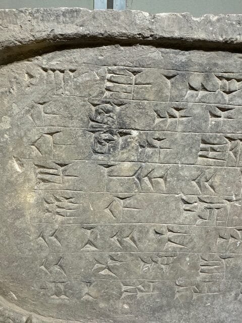 Escritura cuneiforme, Museo Nacional de Irak. Foto de Mariam Khalifa Bris.
