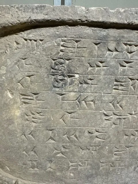 Escritura cuneiforme, Museo Nacional de Irak. Foto de Mariam Khalifa Bris.