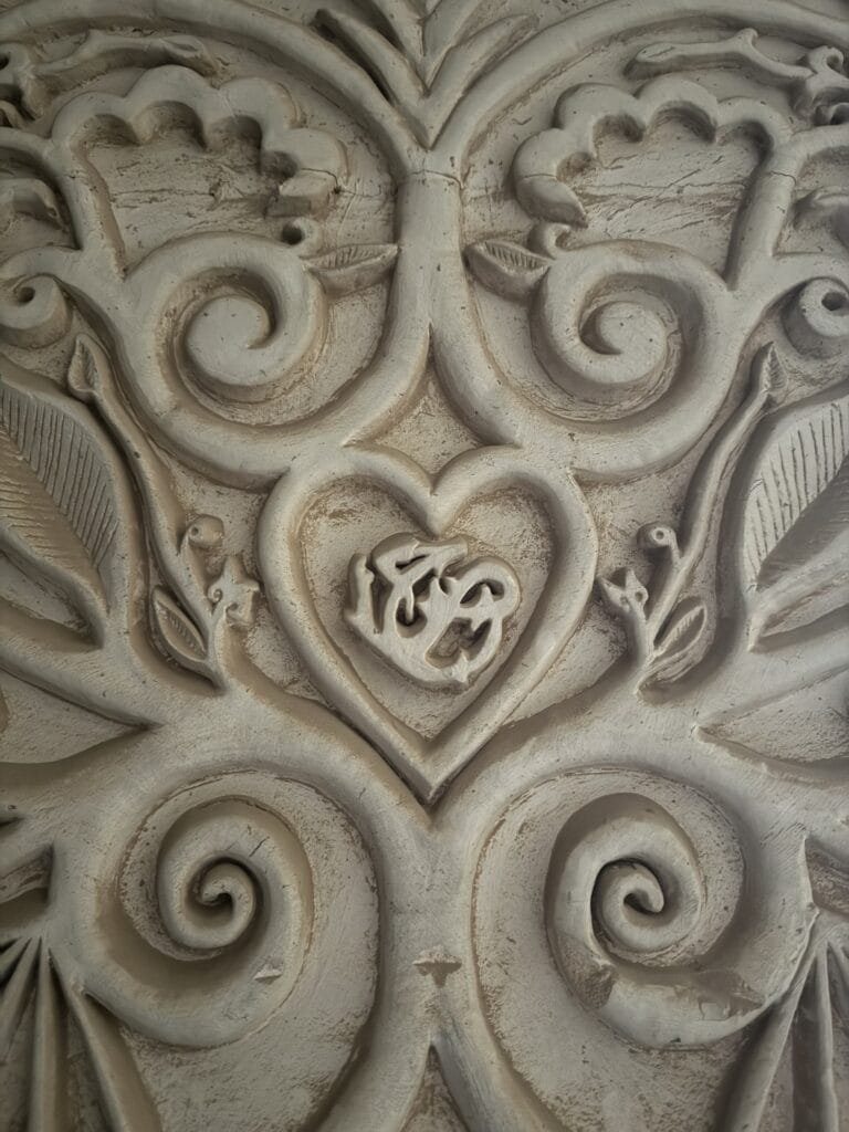 Iniciales de Sadam Hussein en el Palacio de Babylonia. Foto de Mariam Khalifa Bris