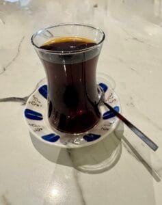 Típica taza de té iraquí, foto Mariam Khalifa Bris